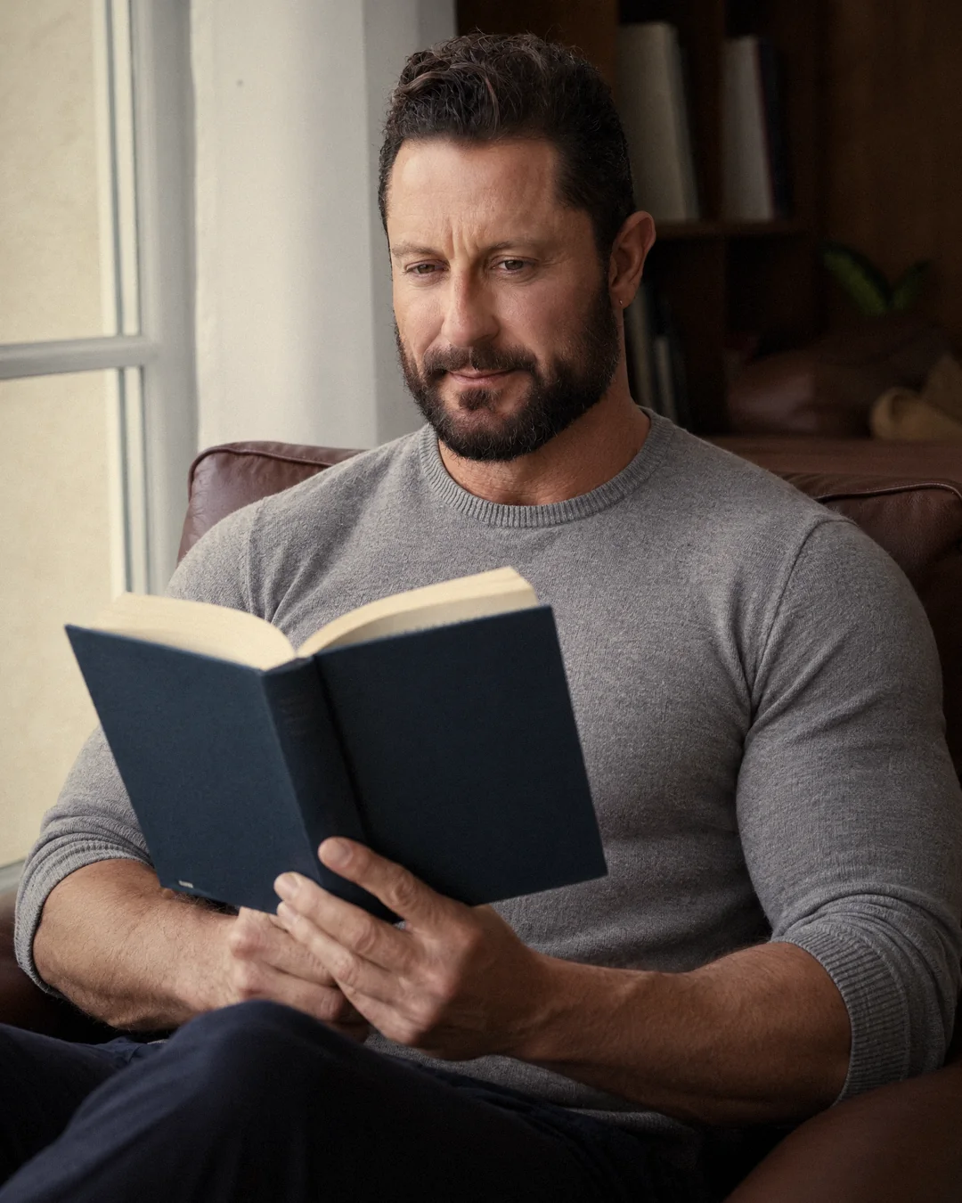Giuseppe Notarnicola legge un libro in poltrona